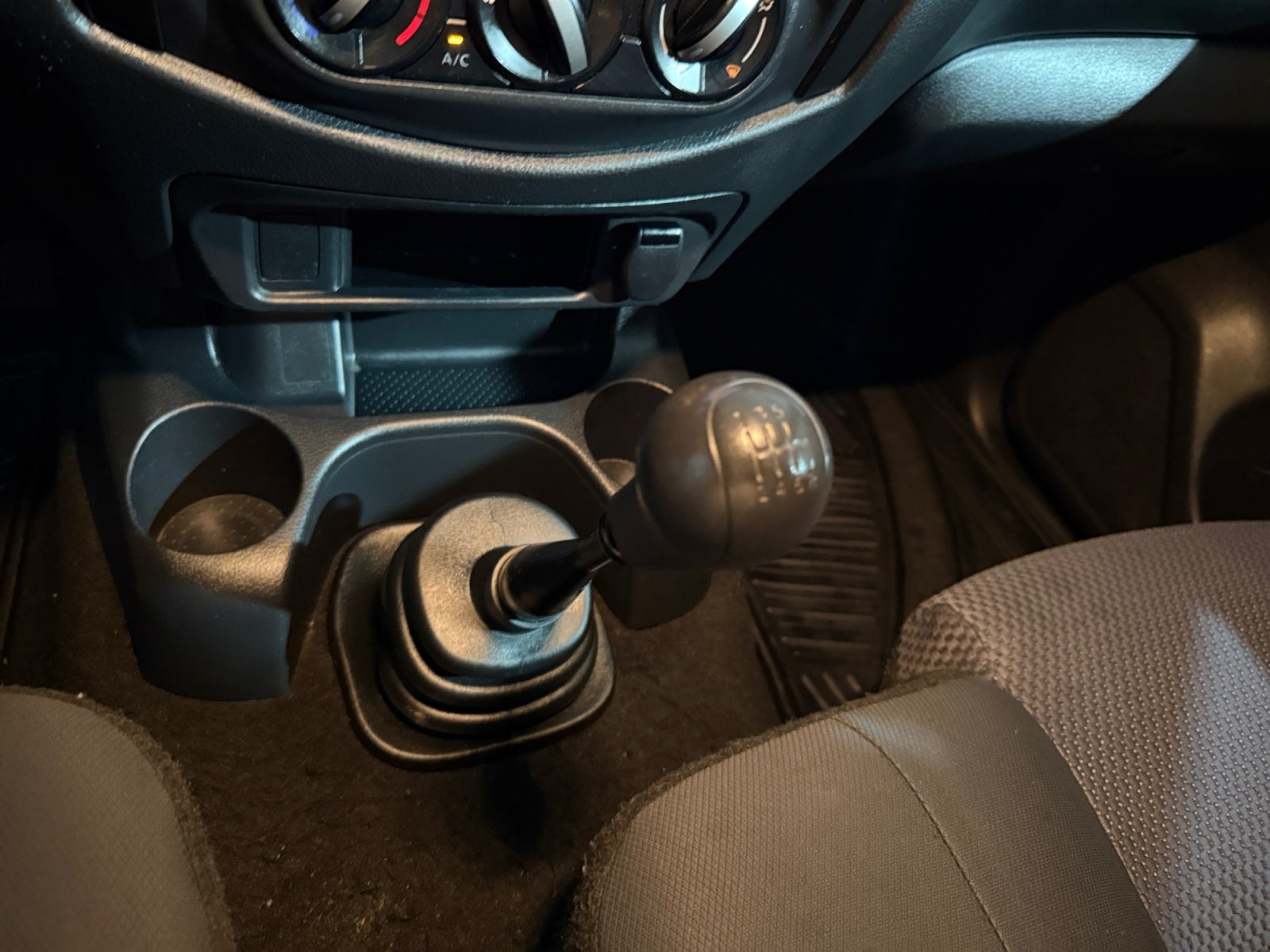 2019 Nissan FRONTIER DOBLE CABINA SE TM AC PAQ SEG 6VEL