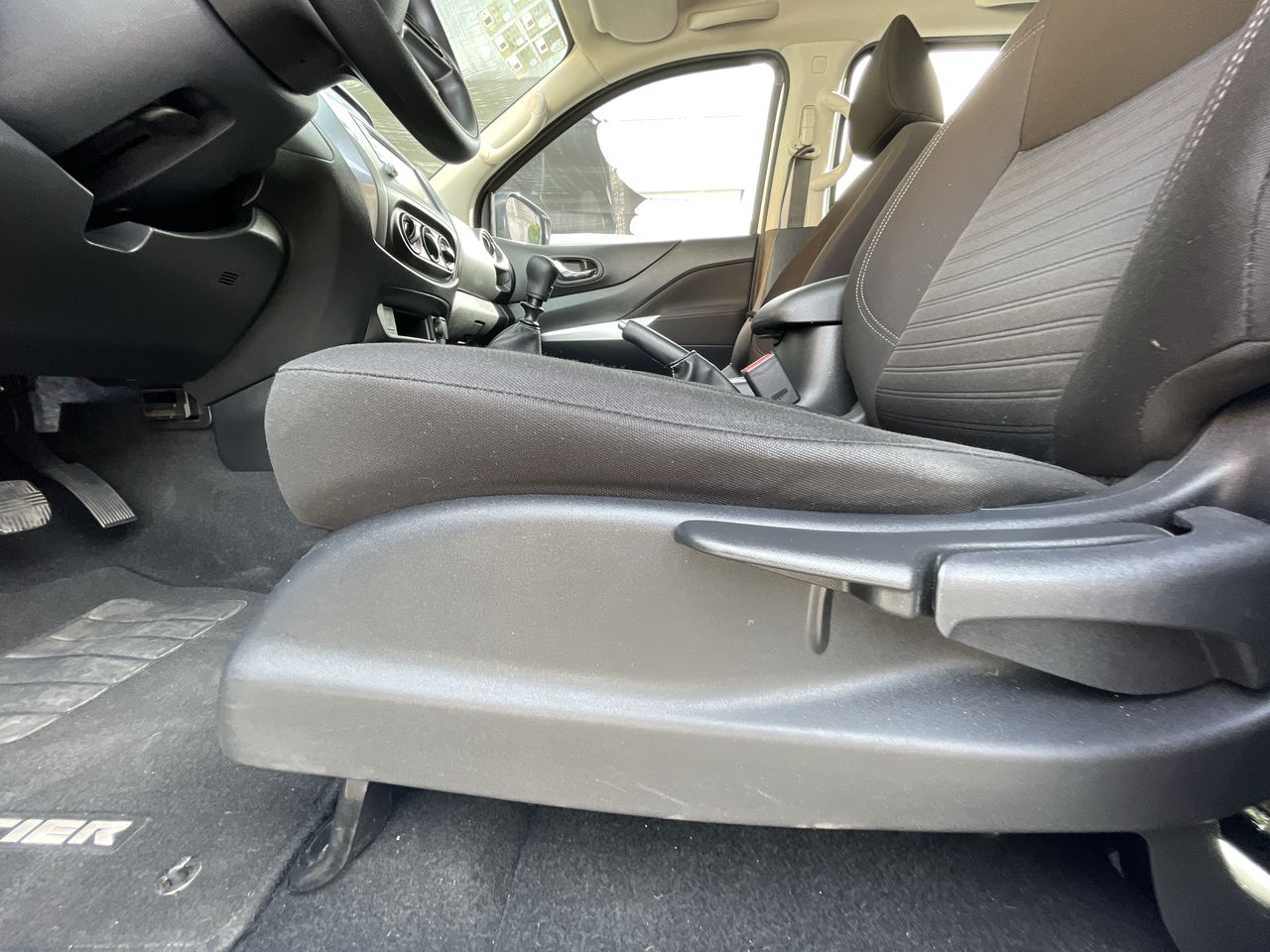 2023 Nissan FRONTIER LE TM 23