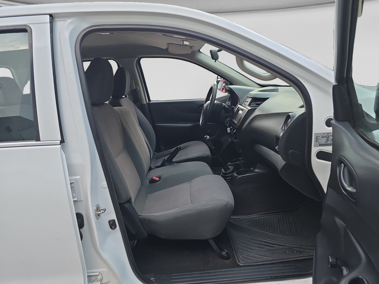 2020 Nissan NP300 DOBLE CABINA DOBLE CABINA S TM AC PAQ. SEG. 6VEL