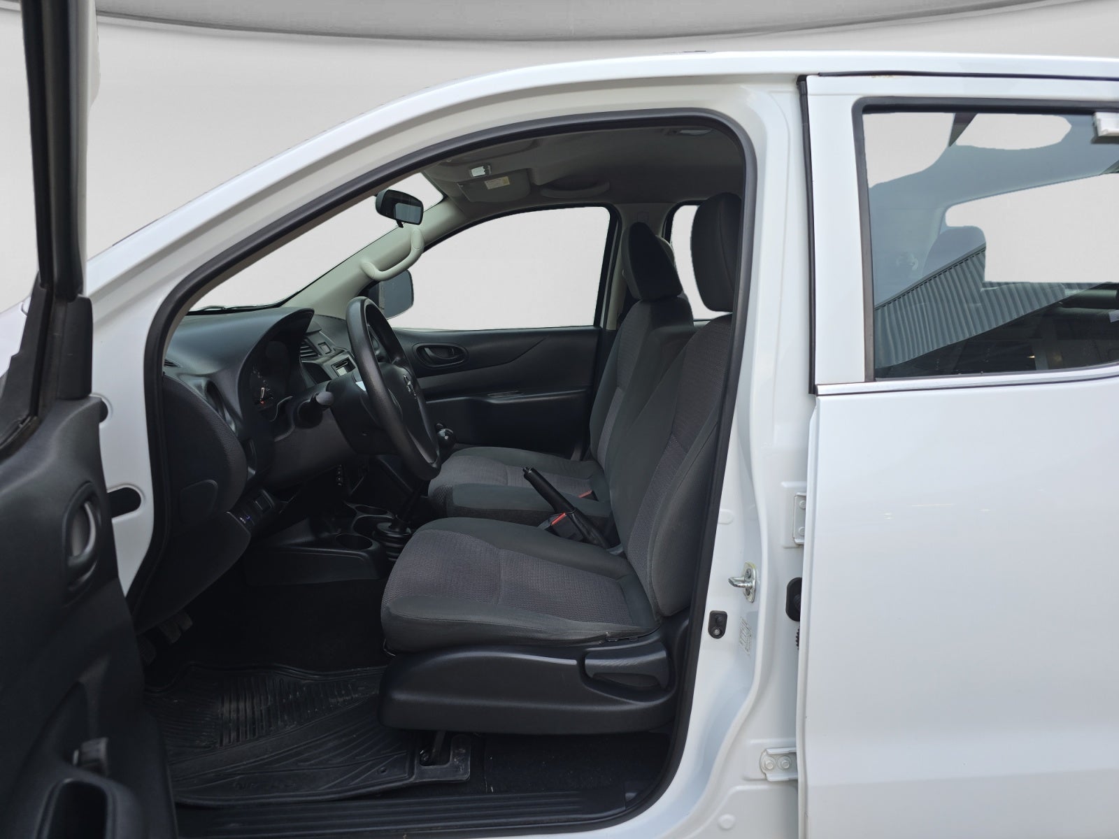 2020 Nissan NP300 DOBLE CABINA DOBLE CABINA S TM AC PAQ. SEG. 6VEL