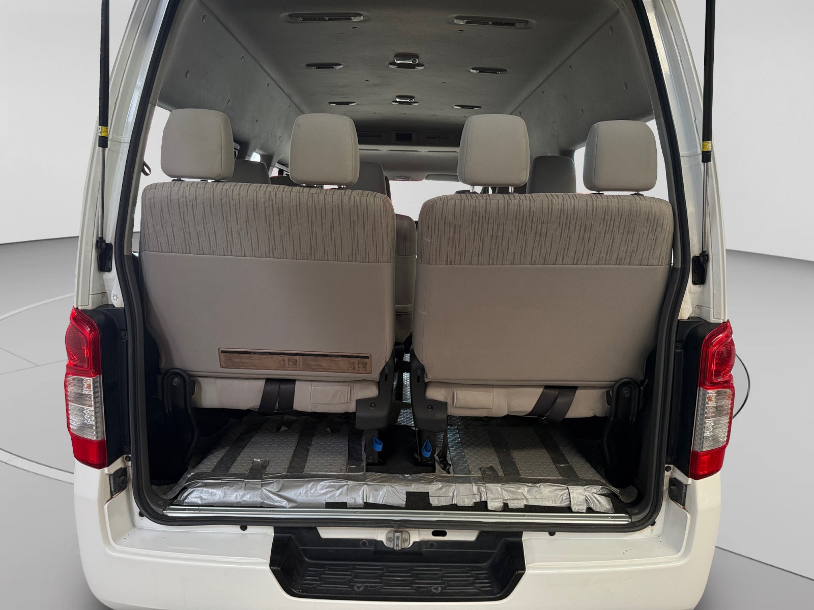 2019 Nissan URVAN 14 PASAJEROS AMPLIA AA 26