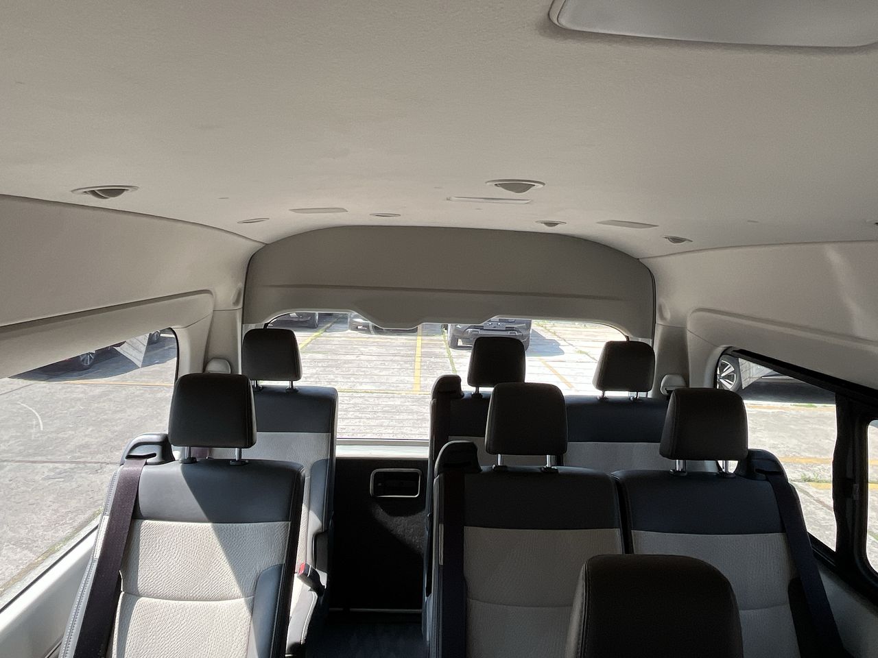 2023 Toyota HIACE 12 PASAJEROS