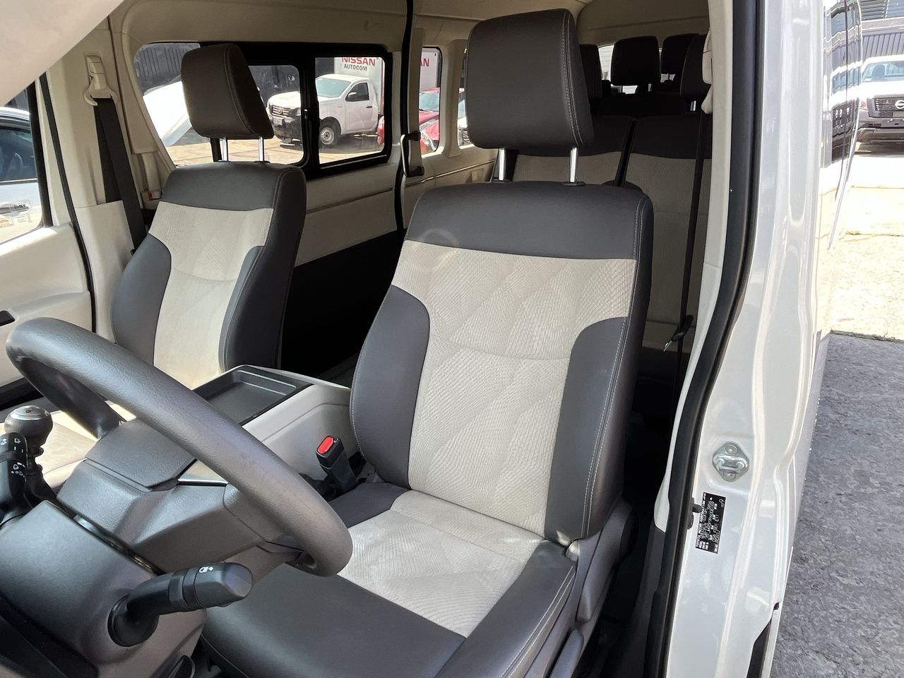 2023 Toyota HIACE 12 PASAJEROS