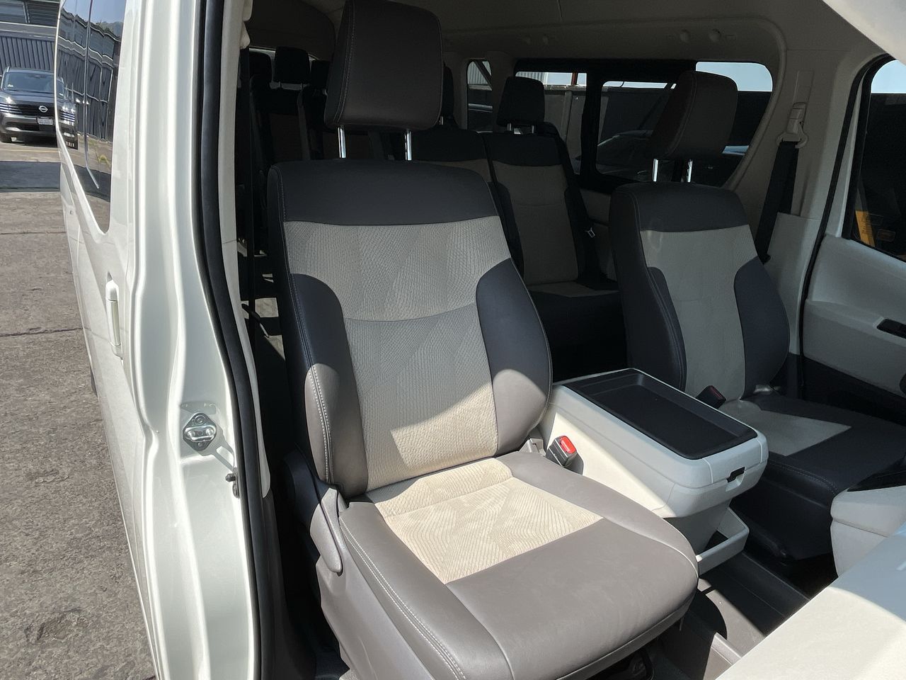 2023 Toyota HIACE 12 PASAJEROS