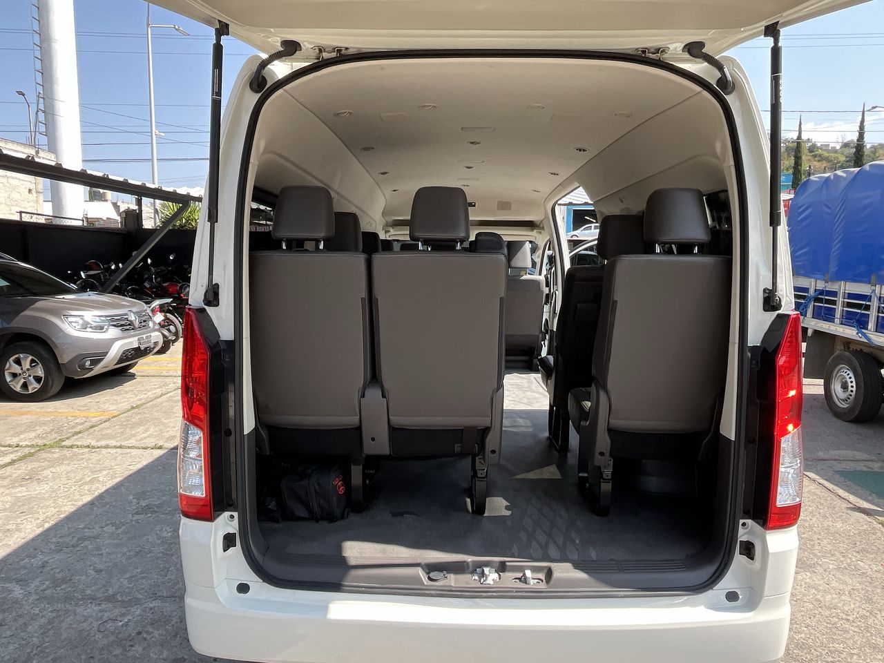 2023 Toyota HIACE 12 PASAJEROS